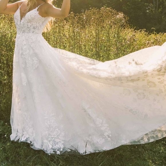 Essense of Australia A-Line Sparkling Lace Wedding Dress - Picture 9 of 10